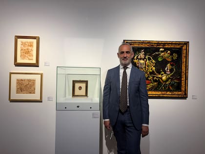 Rowland Weinstein con el autorretrato de Frida Kahlo que ofrece por 15 millones de dólares