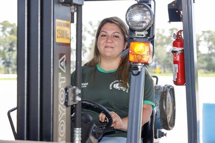 Roxana Ledesma realizó un curso para manejar autoelevadores