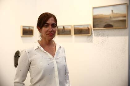 Roxana Ramos con su obra en Satélite