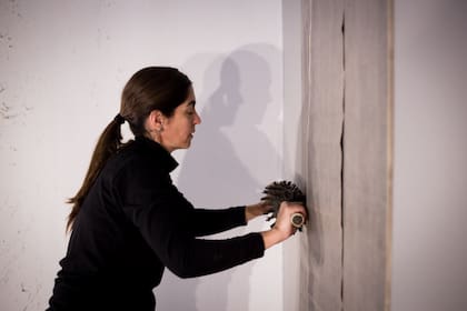 Roxana Ramos en el proceso de realización de sus monograbados, impresiones de carbónico con un rodillo con puntas en papel que ella llama Estelar o Años Luz
