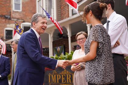Roy Cooper buscará ganar las elecciones por el Senado de EE.UU. el 3 de noviembre de 2026