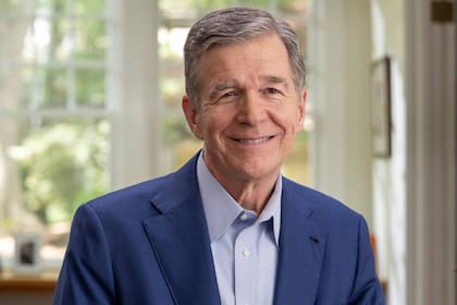 Roy Cooper, candidato por el Partido Demócrata en Carolina del Norte