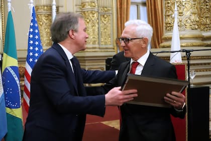 Roy Cortina entrega el diploma a Eduardo Costantini