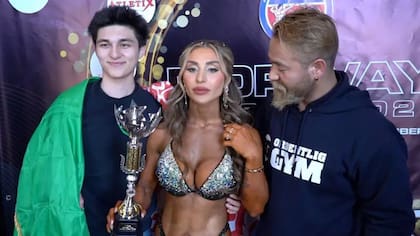 Roya Karimi con su esposo Kamal Jalaluddin y su hijo después de ganar una competencia de fisicoculturismo en Noruega