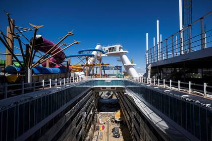 El nuevo y lujoso barco de Royal Caribbean, Icon of the Seas, está a punto de completarse en el astillero de Turku en la costa suroeste de Finlandia, su viaje inaugural está programado para enero de 2024.