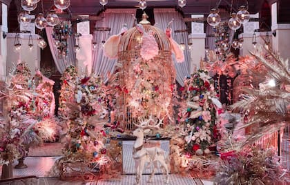 Royal Mansour, en Marruecos, uno de los más lujosos del mundo, transforma el patio central en un jardín encantado con esculturas luminosas de pájaros, vegetación y composiciones que evocan un ballet aéreo.