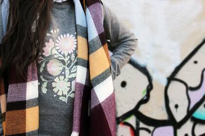 Ruana de Gypsy $670 / Buzo de Chai $450 / Camisa de Lia Trademark $400 / Calzas de Yagmour $349 / Botas de Le Loup $1460