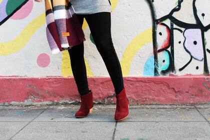 Ruana de Gypsy $670 / Buzo de Chai $450 / Camisa de Lia Trademark $400 / Calzas de Yagmour $349 / Botas de Le Loup $1460