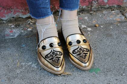 Ruana de Gypsy $670 / Remera de Chai $290 / Zapatos de Katakali $1974