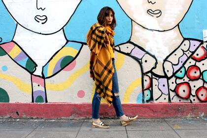 Ruana de Gypsy $670 / Remera de Chai $290 / Zapatos de Katakali $1974