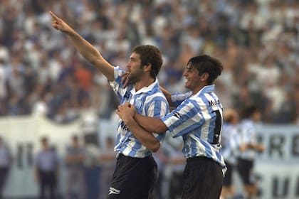 Rubén Capria y Gastón Córdoba, en el Racing 1997; el "Mago" estuvo en tres etapas en la Academia, jugó 148 partidos y convirtió 42 goles