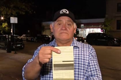 Rubén Antonio Cruz, de 60 años, tiene green card pero fue multado por el ICE por no llevarla consigo