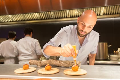 Rubén Arnanz, en plena creación de uno de sus elaborados platos.
19.86, en el Food Hall de Canalejas.