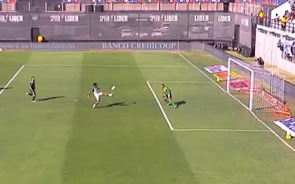 Rubén Botta define ante el arquero Arce; es el gol de Defensa y Justicia ante Deportivo Riestra en el Bajo Flores