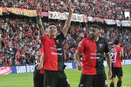 Rubén Botta, la figura de Colón y del partido; el talentoso estratego marcó los dos goles del Sabalero, que sufrió la expulsión de Stéfano Moreyra en el final del primer tiempo