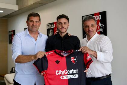 Rubén Capria, Mariano Soso e Ignacio Astore, cuando fue presentado el entrenador; ya no están ni el manager ni el DT, y el presidente podría adelantar las elecciones