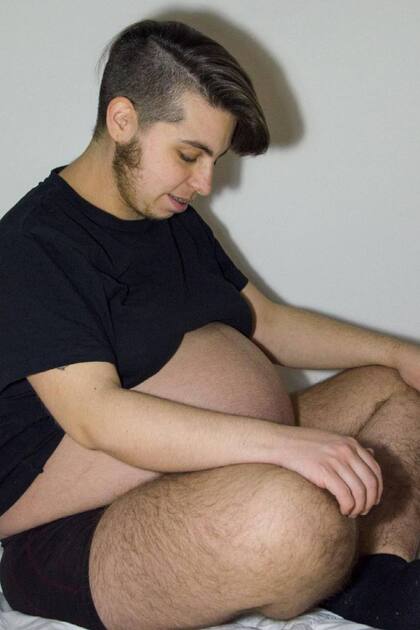 Rubén Castro es el primer caso de un papá gestante que comparte las instancias de su embarazo en las redes sociales