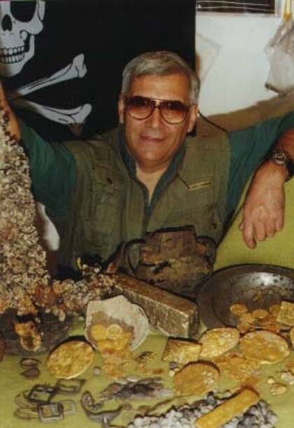  Rubén Collado, ahora de 85 años, dedicó si vida a buscar tesoros en barcos hundidos; en la foto se lo ve con el tesoro del navío Nuestra Señora de la Luz, rescatado en 1993