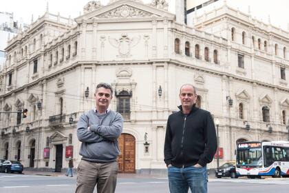 Rubén D'Audia, director general del Cervantes, y Sebastián Blutrach, encargado de la programación, en la puerta el edificio que fue declarado Monumento Histórico Nacional 