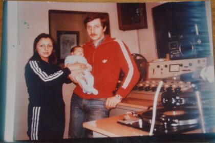 Rubén de bebé, junto a sus padres