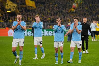 Rúben Dias, Cole Palmer, Bernardo Silva y Julián Álvarez saludan a sus hinchas al finalizar el partido ante Borussia Dortmund