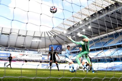 Ruben Dias ya cabeceó: será gol del City.