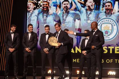 Rúben Días, Rodri, Ederson, Julián Álvarez y Bernardo Silva rodean a Ferran Soriano, CEO de Manchester City, elegido el mejor club del año