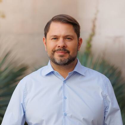 Ruben Gallego superó a la republicana Kari Lake en una contienda reñida