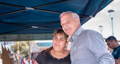 Rubén García, intendente de Rawson, el sábado, en una recorrida por una feria de Villa Krause