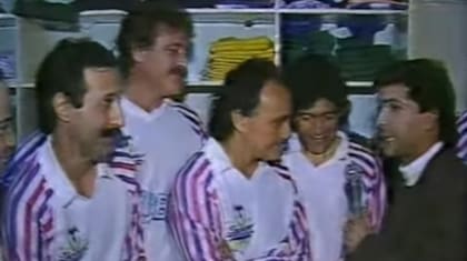 Rubén Green, al fondo, atrás de Miguel del Sel y Maradona. Jugaron un partido a beneficio del Hospital Fernández para comprar un tomógrafo, tras el accidente de Adrián Ghio