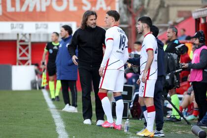 Ruben Insua le da indicaciones a Andrés Vombergar, el delantero que ingresó y definió el partido ante Argentinos