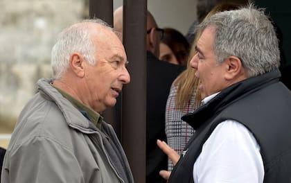 Rubén Juan Vázquez, junto a su abogado Miguel Ángel Pierri, durante la exhumación del cuerpo de Fangio. Clave en el juicio de filiación.