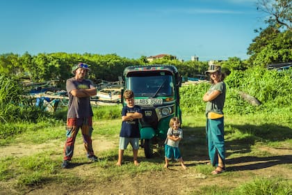 Rubén, Lucía y su familia en Vietnam