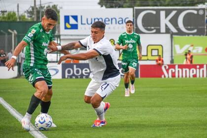 Rubén Martínez trata de encerrar contra la línea a Gho