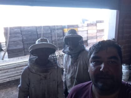 Rubén Montero junto a dos apicultores