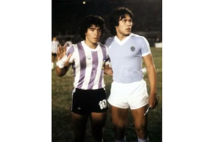 Rubén Paz con Diego Maradona, en el Mundialito que se organizó en Uruguay en 1980, jugando para la celeste y Argentina, respectivamente