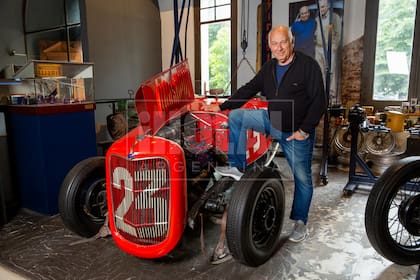 Rubén posa en el Museo Fangio junto a un Ford V8 de 1936, el auto con el que su padre debutó oficialmente en el automovilismo.