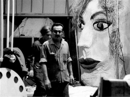 Rubén Santantonín durante la construcción de "La Menesunda", con Marta Minujín