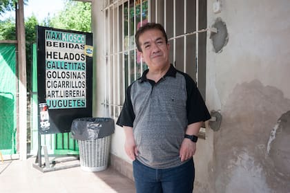 Rubén tiene y atiende un almacén, donde a veces sus clientes le sacan fotos sin permiso