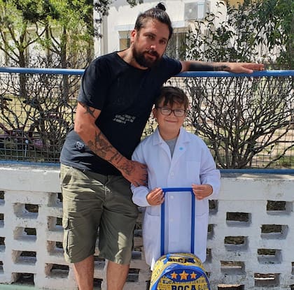 Rubén Zalazar con uno de sus hijos, ambos hinchas de Boca