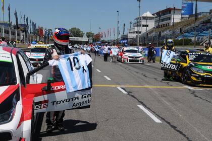 Rubens Barrichello antes de la partida, en el homenaje del Súper TC 2000 a Diego Maradona