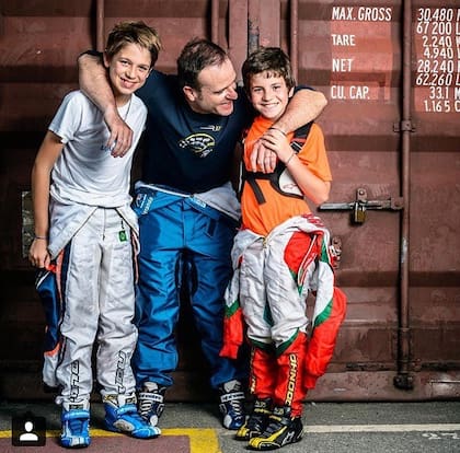 Barrichello junto a sus hijos Dudu y Fernando, con los que compartió su regreso al karting; "fue volver a mis orígenes, por eso me gustó y lo disfruté tanto".