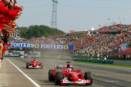 Rubens Barrichello supera a Michael Schumacher en el Gran Premio de Hungría de 2002; el brasileño protagonizó 323 grandes premios de Fórmula 1 (récord compartido con Kimi Räikkönen) y celebró 11 victorias.