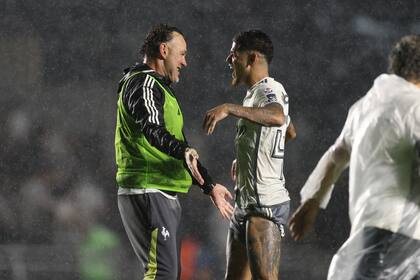 Rubens celebra con Gabriel Milito la victoria por 3-0 en el partido de ida ante River por la Copa Libertadores. (Photo by Lucas Figueiredo/Getty Images)