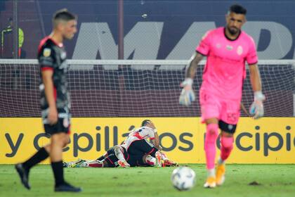 Ruberto celebra su gol en el piso, mientras llegan sus compañeros al festejo; sufre Barracas Central