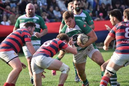 Rubiolo en acción con la camiseta de CRaR; el segunda línea pasó por la estructura de formación de UAR, que federalizó el rugby y amplió la base de jugadores para la selección argentina.