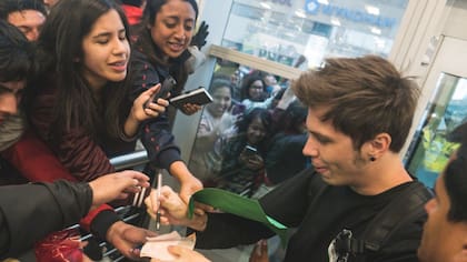 Rubius firma autógrafos a sus fans