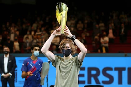 El ruso Andrey Rublev encumbrando el trofeo del ATP 500 de Viena, tras derrotar en la final al italiano Lorenzo Sonego.