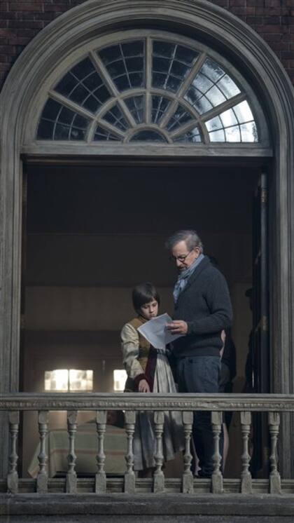 Ruby Barnhill y el director, durante el rodaje