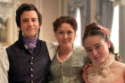 Ruby Stokes junto a Ruth Gemmell y Luke Thompsom